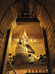 Riesiger goldener Buddha am Mahamuni-Tempel