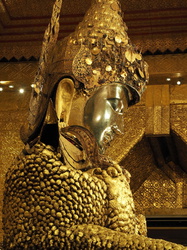 Goldener Buddha mit Tonnen von Blattgold