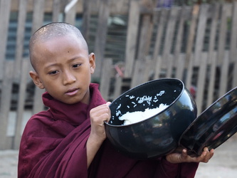 Mönch mit Reisschüssel