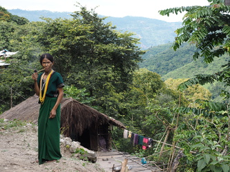 Burmesin vor ihrem Haus