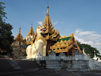 Eingang zur Shwedagon Pagode