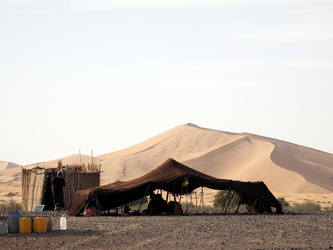 Nomaden-Zelt vor den Dünen
