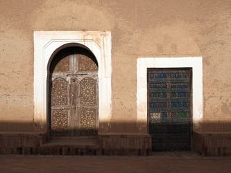 Türen im Hof der Kasbah