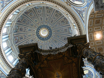 Der Baldachin Berninis unter der Kuppel der Peterskirche