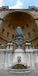 Springbrunnen auf dem Hof der Vatikan-Museen