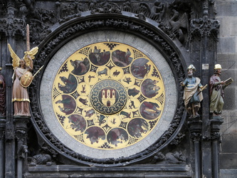 Ornament unter der astronomischen Uhr