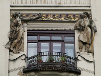Kunstvolle Ornamente an einer Fassade
