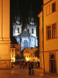 Teynkirche bei Nacht