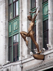 Skulptur an einer Fassade