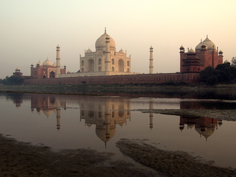 Agra - Abendlicher Blick über den Yamuna-Fluss auf das Taj Mahal