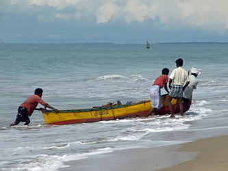 Rameshwaram - Fischer mit ihrem Boot