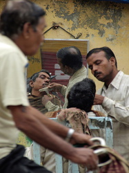 Varanasi - Friseur am Straßenrand