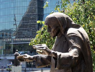 Rio de Janeiro - Statue von Mutter Teresa an der Kathedrale