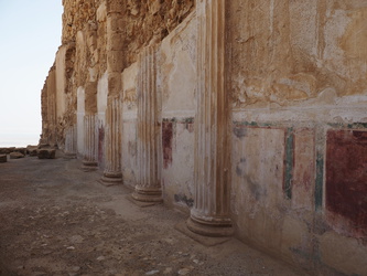 Säulen und Wandmalereien am Nordpalast