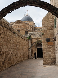 Weg zur Grabeskirche - Via Dolorosa: IX. Kreuzwegstation – Jesus fällt zum dritten Mal 