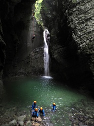 Klettergruppe am Wasserfall Kozjak