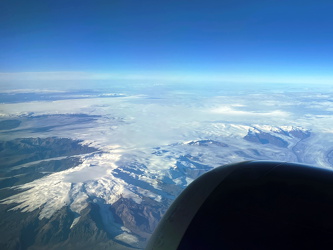 Ausblick aus dem Flugzeug - Erste Blicke auf die Bergwelt