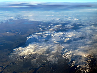 Ein letzter Blick auf die Bergwelt aus dem Flugzeug