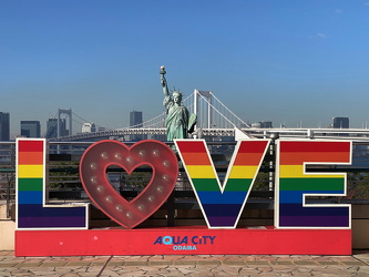 LOVE - Statue of Liberty und Rainbow Bridge