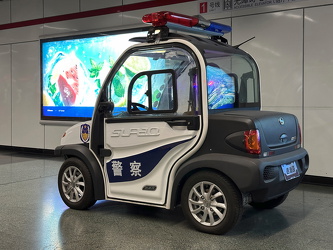Mini-Polizeiwagen in der Metro