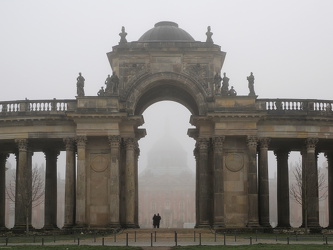 Potsdam - Kolonnade mit Triumpftor