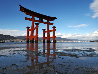 Itsukushima Shrine Otorii Gate bei Ebbe