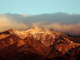 Morgendlicher Blick aus dem Hotelfenster auf die Bergwelt