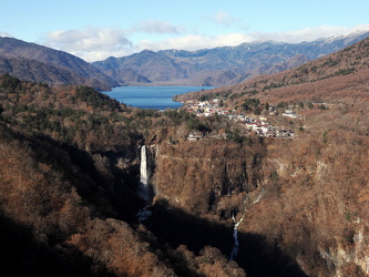 Blick auf den Chuzenji-See und den Kegon-Wasserfall