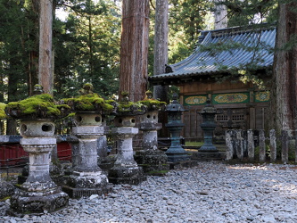 Steinlaternen und Shinkyusha