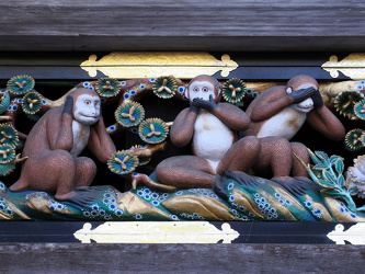 Die drei berühmten Affen am Shinkyusha