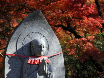 Buddha mit Herbstlaub
