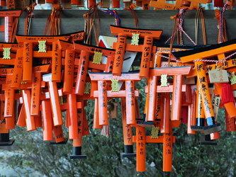 Ema-Tafeln in Form kleiner roter Torii
