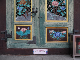 Kunstvolle Tür - Achtung vor Schuh-Dieben!