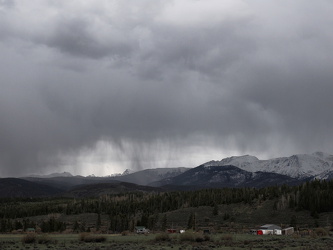 Regenfront über den Bergen