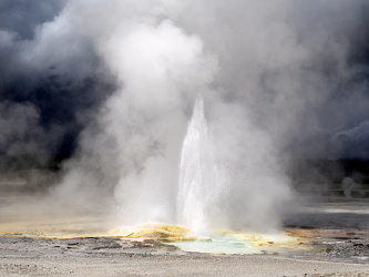 Geysir am Fountain Paint Pot Trail