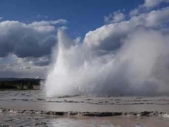 Great Fountain Geyser - Fireholl Lake Drive
