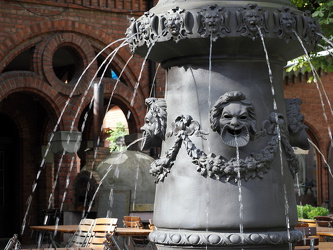 Springbrunnen auf dem Kirchhof