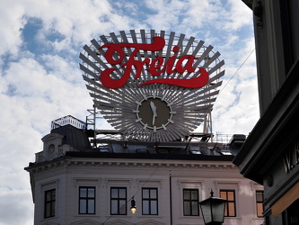 Große Werbung auf einem Dach