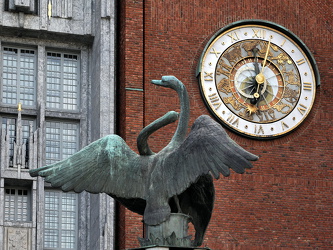 Schwanenbrunnen und Uhr am Rathaus