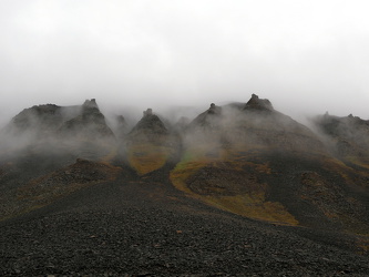 Wolkennebel zwischen den Bergspitzen