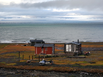 Hütten am Fuße des Tals am Ufer des Isfjords