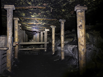 Stützpfeiler aus Holzstämmen