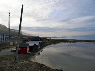 Häuser am Ufer des Adventfjords