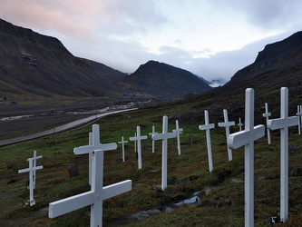 Blick über den Friedhof zum Gletscher
