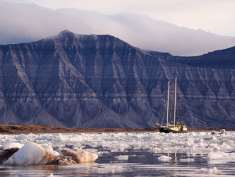 Eindrucksvolle Berge umgeben den Fjord