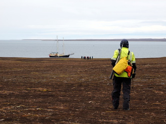 Gut bewacht zurück zum Schiff