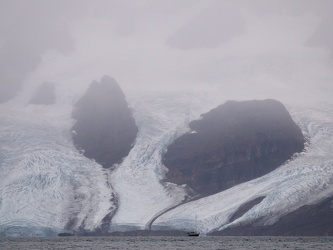 Schiff vor einem der vielen Gletscher