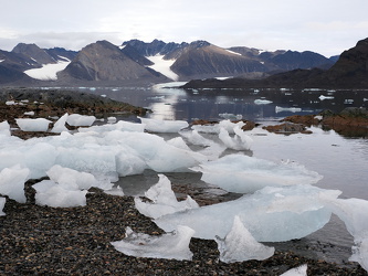 Eisstücke am Strand
