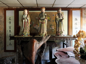 Alte Möbel und Statuen