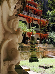 Tempel im Garten zwischen den Felsen